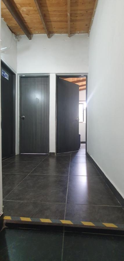 Hostel Metro Floresta Alojamiento Medellín Exteriér fotografie